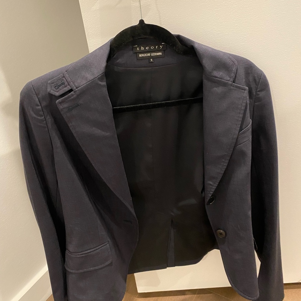 Bergdorf Goodman Theory size 6 navy women’s blazer (96% wool)